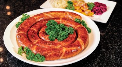 Xúc xích bò Mỹ xông khói dài một thước tại Nhà hàng Đức Bảo