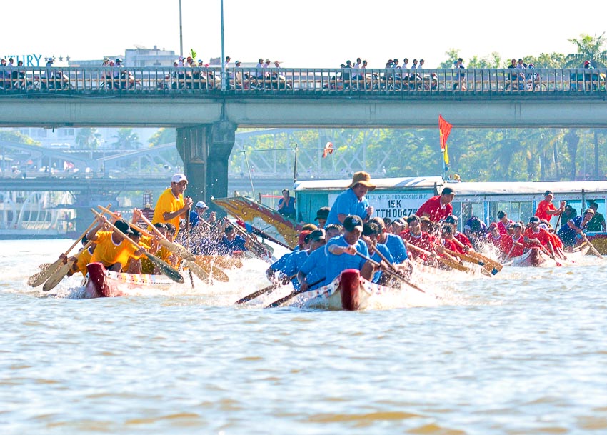 Đua ghe mùa nước lụt