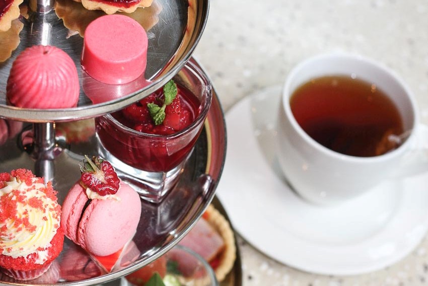 “Tiệc trà chiều sắc hồng” tại The Library