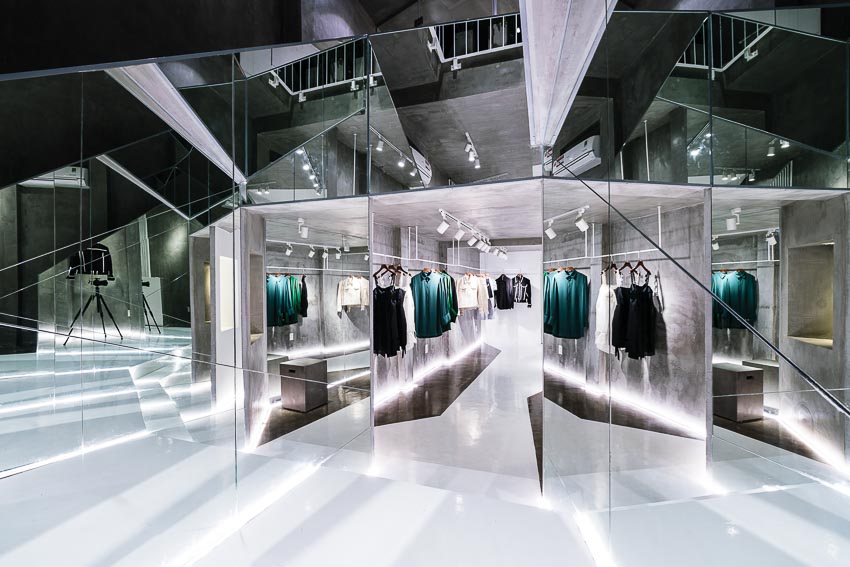 Ấn tượng của sự tương phản từ xi măng, kính và ánh sáng