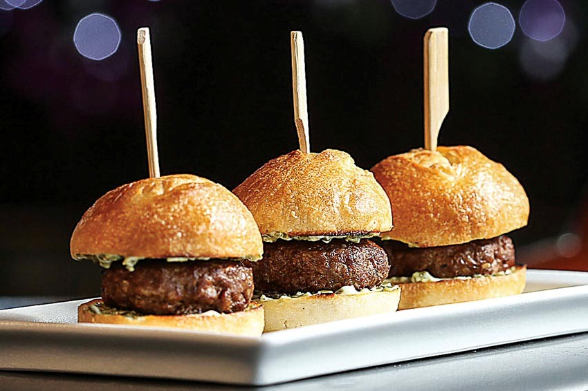 Burger cừu Tứ Xuyên tại Saigon Saigon Rooftop Bar