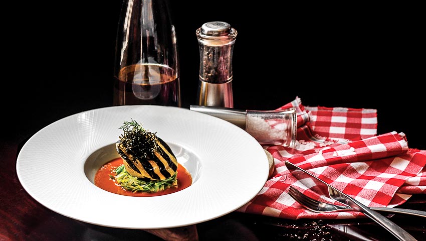 Burger cừu Tứ Xuyên tại Saigon Saigon Rooftop Bar