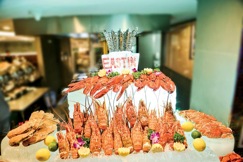 Burger cừu Tứ Xuyên tại Saigon Saigon Rooftop Bar