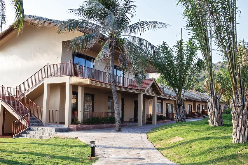 Eagles Beach Resort – đảo tre xanh bên bờ biển Hòn Rơm
