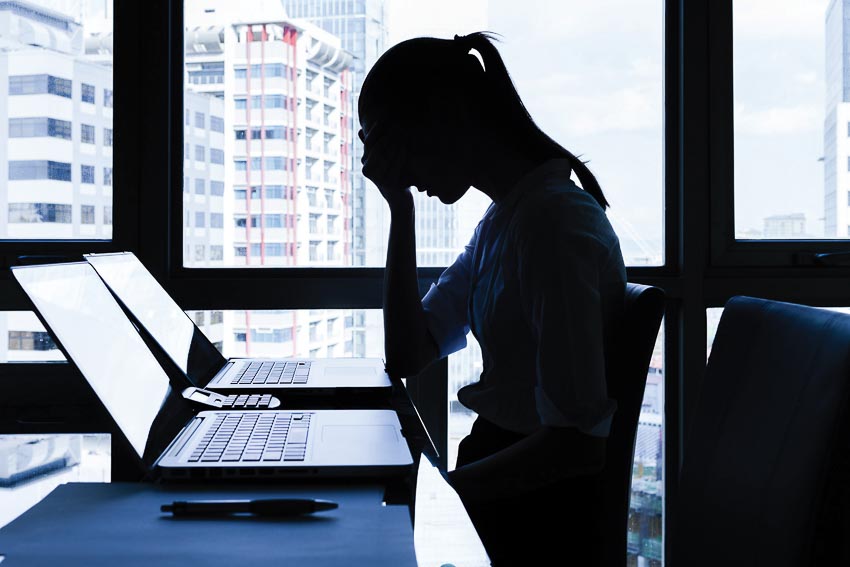 Lạnh nhạt ảo, đau khổ thật