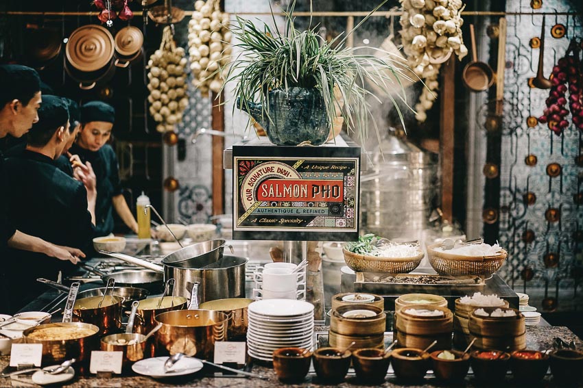 Tiệc trưa với đối tác kinh doanh tại Nhà hàng Saigon Kitchen