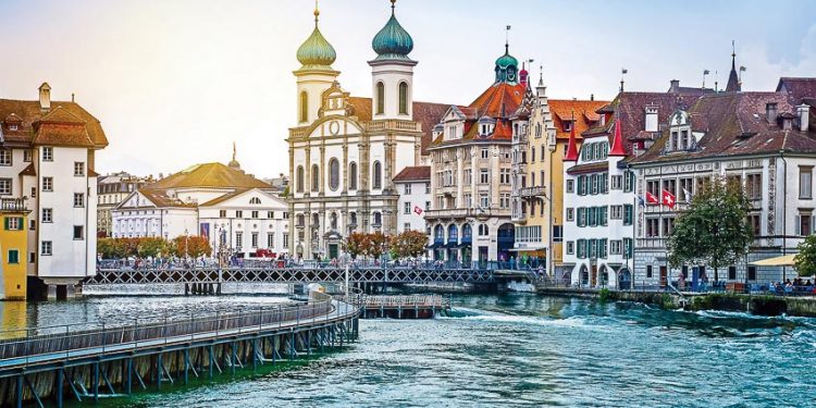 don-giang-sinh-o-dat-nuoc-hanh-phuc-nhat-the-gioi