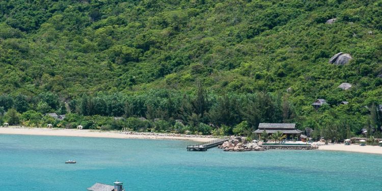 tron-goi-den-L-Alyana-Ninh-Van-Bay-voi-Vietjet-Air