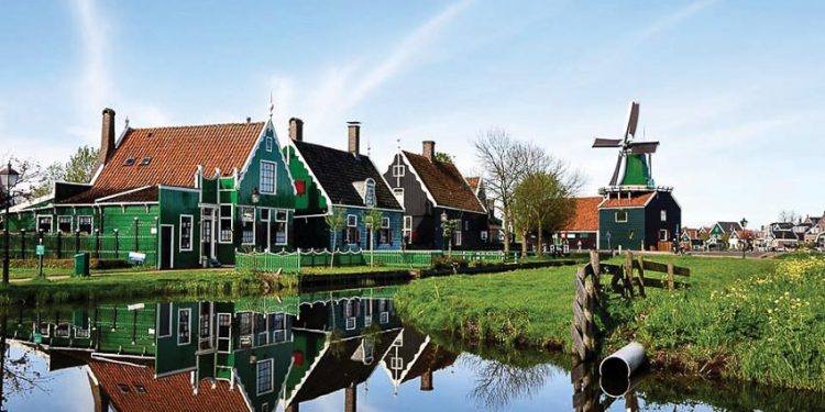 Zaanse-Schans-Village-ngoi-lang-cua-coi-xay-gio-va-so-co-la