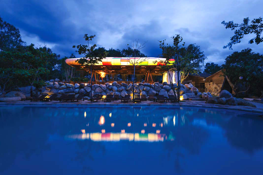 Đám mây đa sắc trên đồi