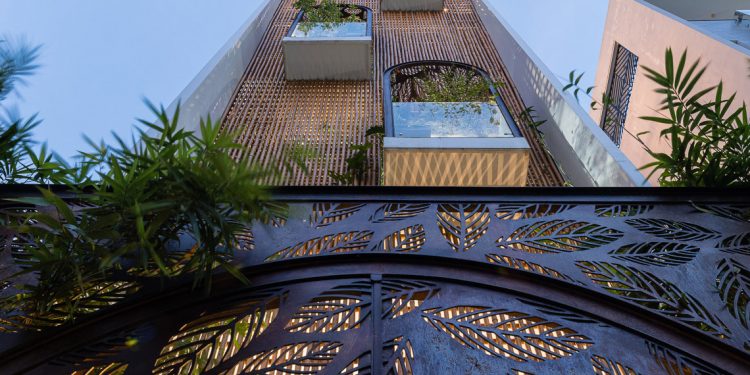 Tổ chim hướng tây độc đáo với bình phong tre chạy dọc theo chiều dài mặt tiền nhà