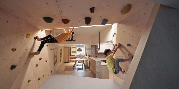 Di chuyển sân chơi vào nhà cho con leo núi khi cải tạo căn nhà cũ, vì tình yêu con vô bờ bến