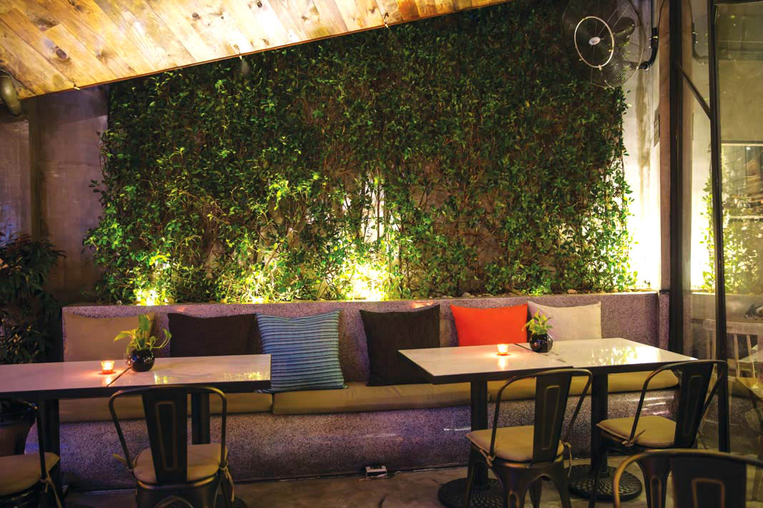 Góc thư giãn giữa phố đông