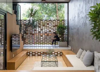 Nhà phố "2 lớp vỏ" kết nối không gian trong và ngoài