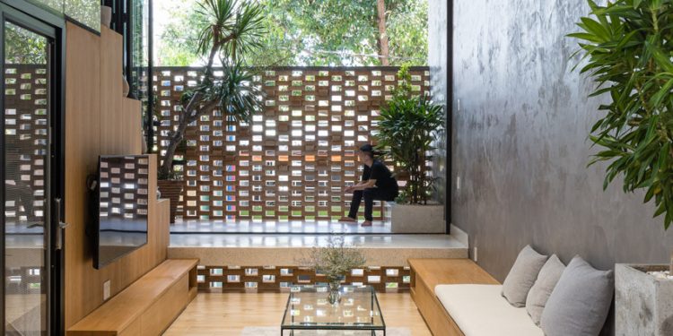 Nhà phố "2 lớp vỏ" kết nối không gian trong và ngoài