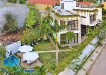 Ngôi nhà hình rẽ quạt có không gian resort tràn đầy hơi thở thiên nhiên
