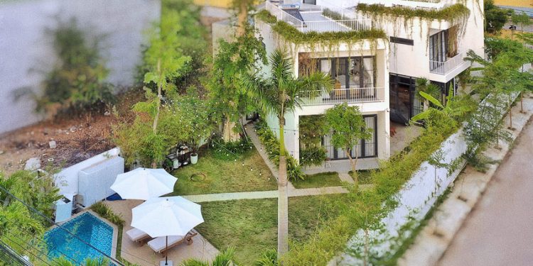 Ngôi nhà hình rẽ quạt có không gian resort tràn đầy hơi thở thiên nhiên