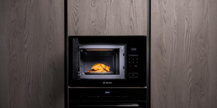 Lò vi sóng không đĩa xoay tiết kiệm điện và tăng diện tích khoang lò sử dụng - 1