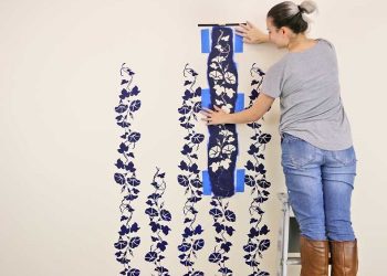 Trang trí những bức tường cũ kỹ đón tết