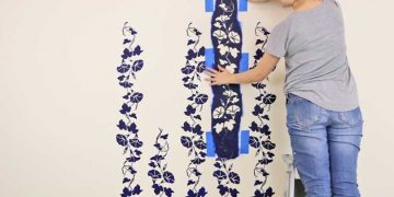 Trang trí những bức tường cũ kỹ đón tết