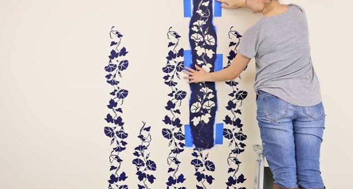 Trang trí những bức tường cũ kỹ đón tết