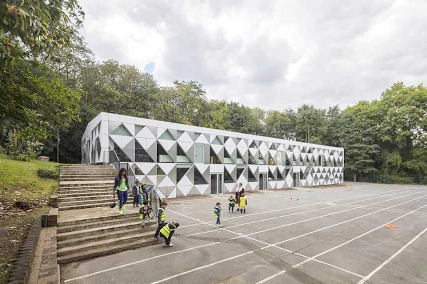 Hoa mắt với trường tiểu học có lớp áo nhôm lập phương