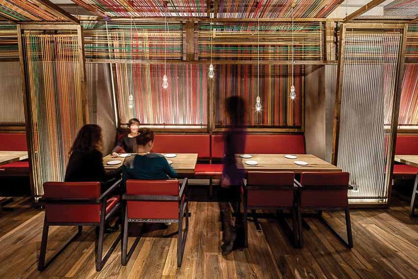 Nhà hàng với trần và vách làm từ những sợi dây thừng đầy sắc màu