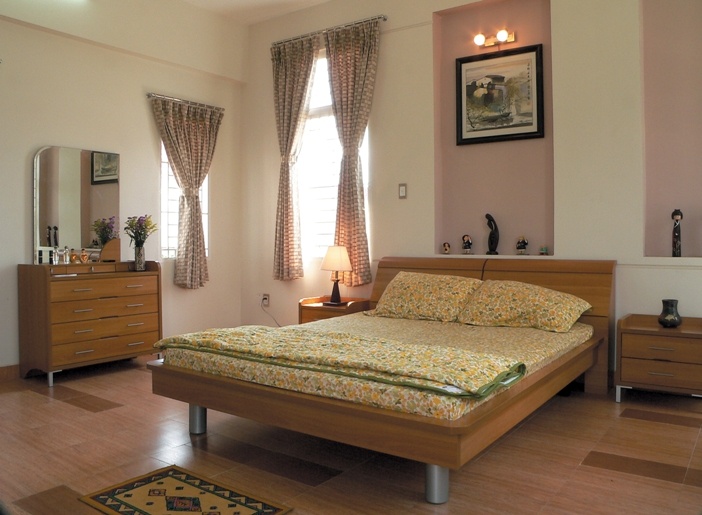 Phòng ngủ lớn được trang trí với màu sắc ấm cúng nhẹ nhàng