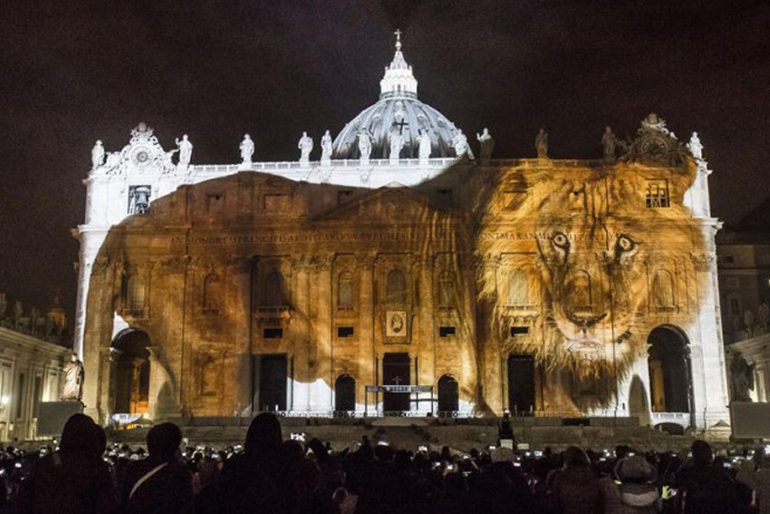 Buổi trình diễn ánh sáng “Fiat Lux” tại nhà thờ St. Peter’s Basiliaca về vấn đế biến đổi khí hậu toàn cầu