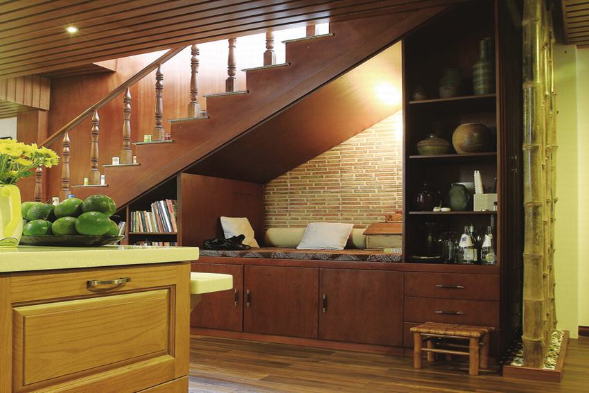 Dưới góc xéo gầm thang