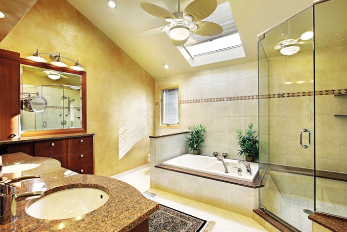 Phòng tắm có hệ thống thông gió trên trần, có quạt trần, có cửa sổ thông thoáng và cây xanh để lọc không khí 