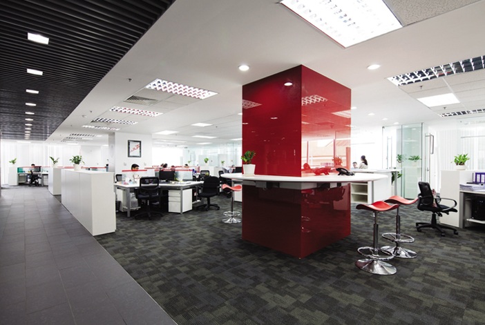 “Hot desks” cũng nổi bật với gam màu đỏ và được bố trí ở ngay giữa khu vực làm việc chung