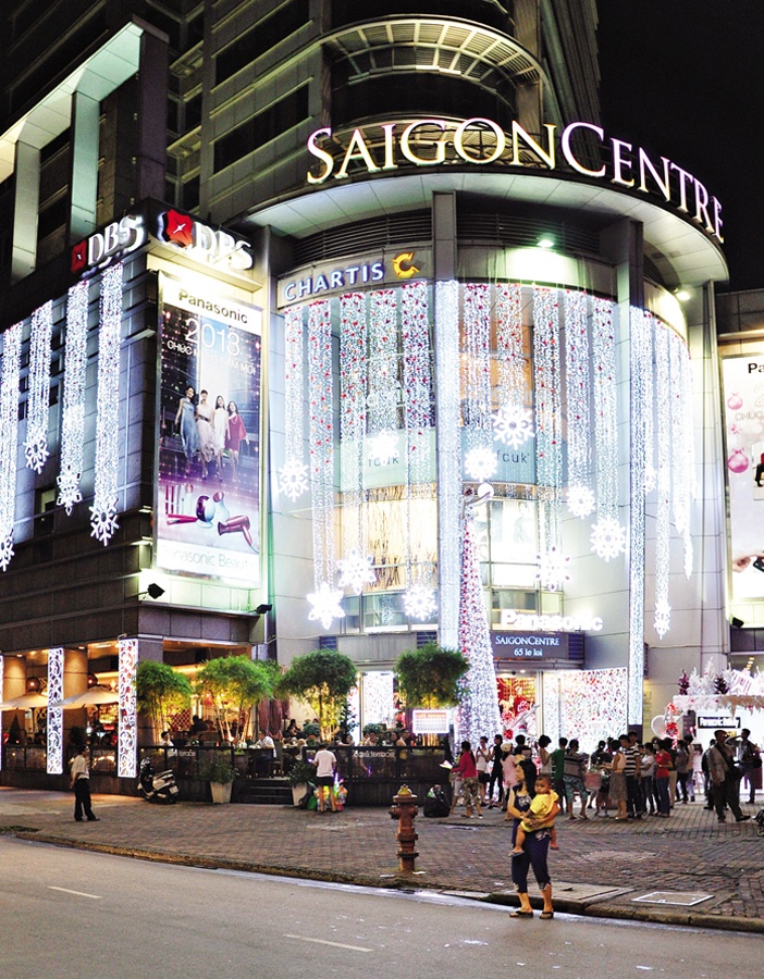 Tòa nhà Saigon Centre rực sáng cả một góc đường 