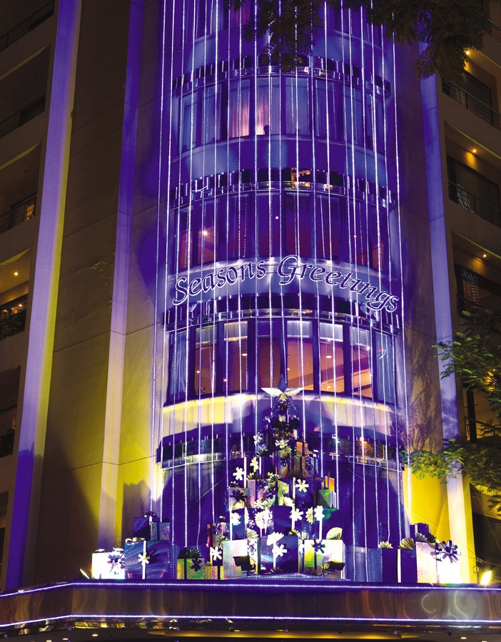 Góc Noel với gam màu xanh đậm của Khách sạn Caravelle