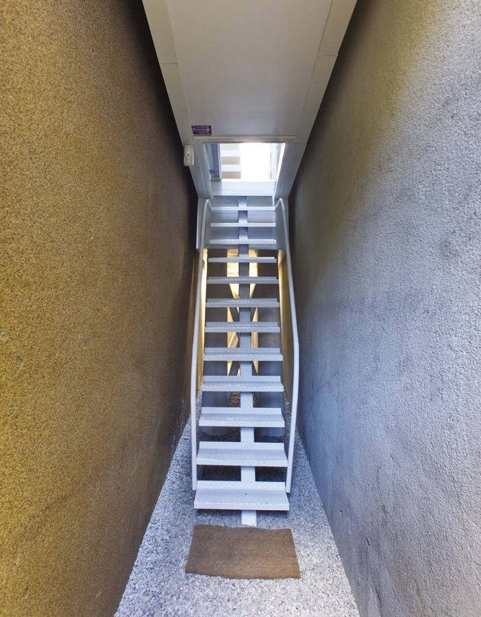 Cầu thang lên tầng 1 chỉ rộng 90cm, khi không sử dụng thì xếp lại để làm lối đi 