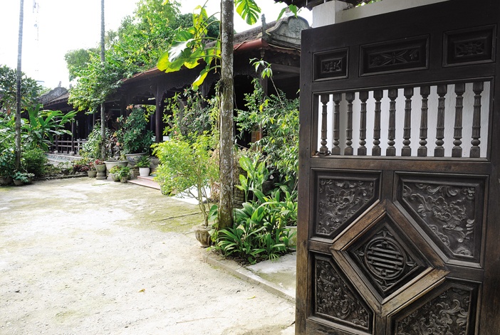 Cổng vào vườn Ngự Hà (số 181 đường Xuân Mậu Thân, TP. Huế)