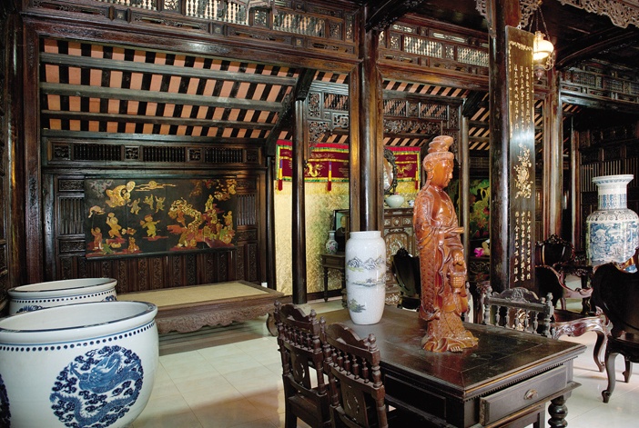 Đồ nội thất và các vật dụng trang trí trong ngôi nhà chính, có cả tranh sơn mài của Dương Đình Sang