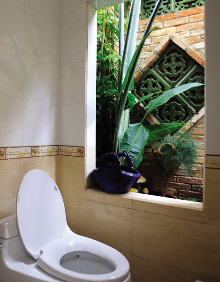 Phòng vệ sinh “xanh” cần đảm bảo trước tiên khả năng thoáng khí và đầy đủ ánh sáng mặt trời cho nơi vốn thiên về tính âm