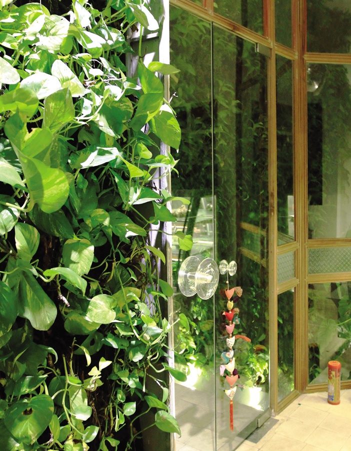 Sử dụng hiệu quả ban công, bố trí cây xanh hợp lý sẽ đưa thiên nhiên vào gần hơn mà không ảnh hưởng đến cấu trúc cơ bản của ngôi nhà cũng như phòng ngủ