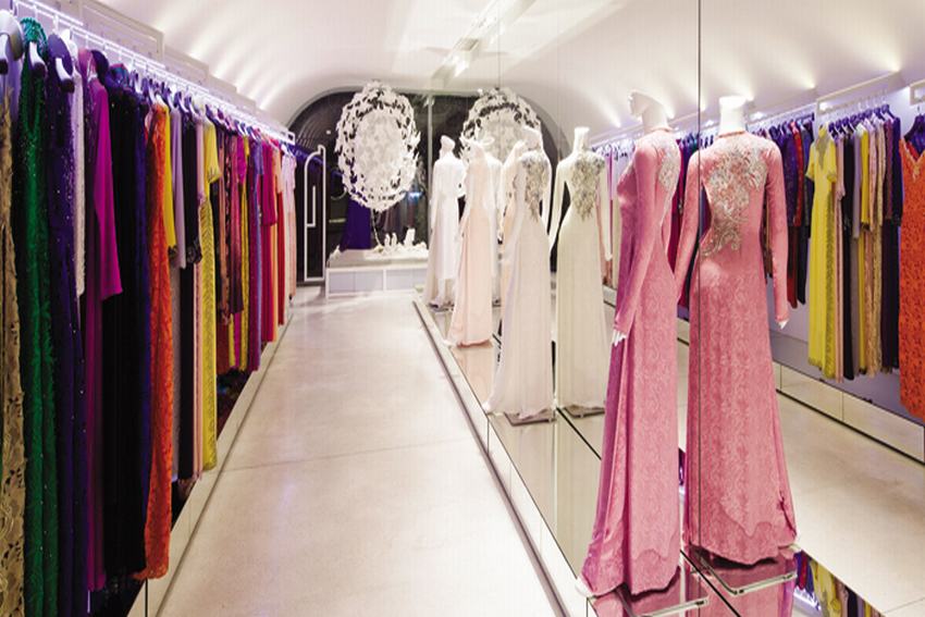 Tà áo dài trong vòm lá