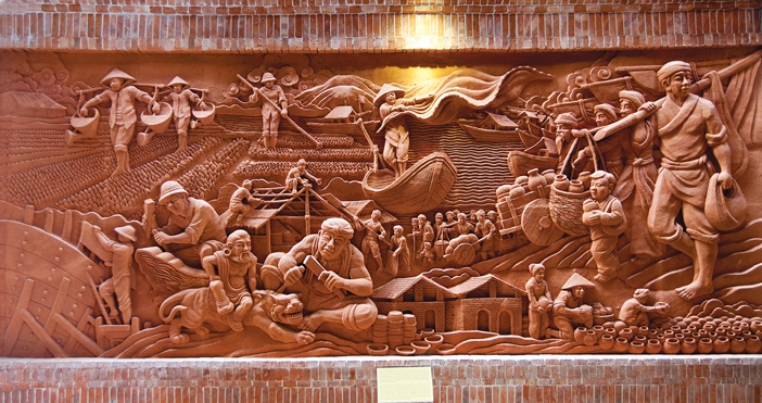 Một bức phù điêu thể hiện sinh hoạt của làng gốm Thanh Hà