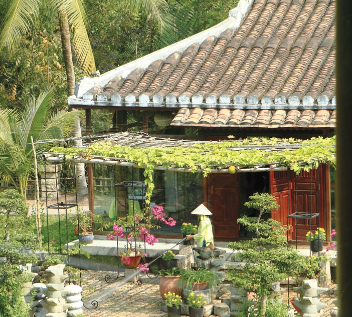 Các “lớp đệm” như hàng hiên, mái vươn, giàn bầu bí... giúp ngôi nhà Việt truyền thống có bộ lọc khí hậu tốt, giảm bớt tác động xấu từ bên ngoài vào nội thất