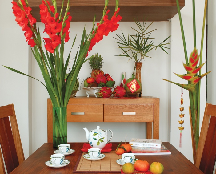 Hoa tươi, trái cây và những sắp đặt ấm áp sắc xuân đem đến hương vị tết đặc trưng trong không gian Việt 