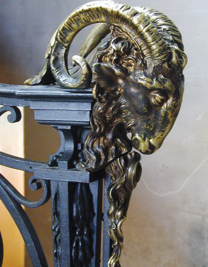 Trang trí đầu dê bằng đồng tại xưởng dệt thảm Gobelins ở Paris