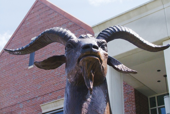 Tượng đầu dê Gompei trong khuôn viên Trường Bách khoa Worcester ở bang Massachusetts