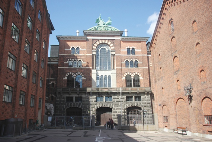 Tòa nhà Ny Carlsberg Bryghus với cụm tượng thần Thor trên xe dê kéo trên nóc nhà