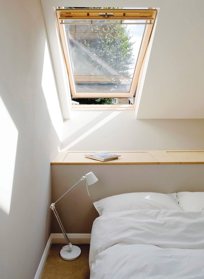 Các phòng ngủ được chiếu sáng tự nhiên nhờ các khung cửa sổ bằng kính có thể đóng mở