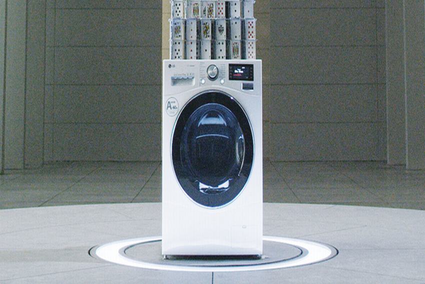 Mô hình nhà bằng lá bài trên máy giặt LG đang chạy phá kỷ lục thế giới