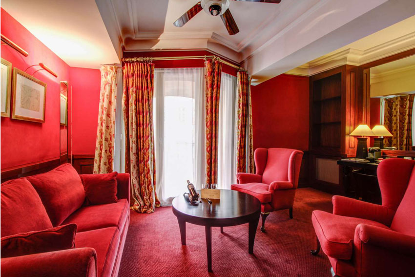 Thay áo cho phòng khách đón xuân