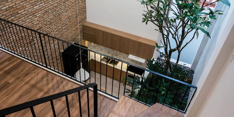 dua-nang-gio-vao-nha-xu-ly-bat-loi-chinh-dien-huong-tay-21